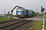 V 203 der Rurtalbahncargo kommt Lz gen Aachen gefahren, hier ist sie auf dem BÜ Dahler Weg in Wickrath. 5.5.2017