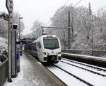 Ein Holländischer Regionalzug aus Aachen-Hbf(D) nach Maastricht(NL) und kommt aus Richtung Aachen-Hbf und fährt durch Aachen-Schanz in Richtung