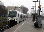 Ein Holländischer Regionalzug aus Maastricht(NL) nach Aachen-Hbf(D) und kommt aus Richtung Herzogenrath, Kohlscheid,Richterich,Laurensberg und fährt in Aachen-West ein und hält in