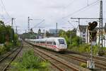 Wenige Minuten nach dem ICE 519 fährt ein 412 mit dem ICE 200 (Basel SBB - Hamburg-Altona) kurz nach Verlassen des Düsseldorfer Hauptbahnhofes am 04.10.2023 durch Düsseldorf-Flingern