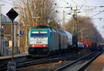 Die Cobra 2829 kommt durch Kohlscheid als Umleiter mit einem gemischten Gterzug aus Kln-Gremberg nach Aachen-West und fhrt die Kohlscheider-Rampe hoch bei Abendsonne am 28.3.2012.