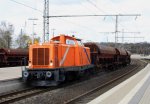 211 237-3 von Northrail rangiert mit einem kurzen Schotterzug bei Bauarbeiten in Herzogenrath  bei Wolken am 8.4.2012.