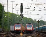 185 597-2 von Crossrail steht in Aachen-West mit einem langen MSC-Containerzug aus Antwerpen-Berendrecht(B) nach (Weil Am Rhein) und wartet auf die Abfahrt nach Aachen-Hbf,Kln, und auf dem Nebengleis