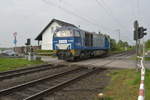 V 203 der Rurtalbahncargo kommt Lz gen Aachen gefahren, hier ist sie auf dem BÜ Dahler Weg in Wickrath.