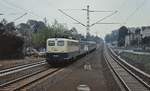 Aus Richtung Wuppertal kommend ist 110 122-9 im Juni 1987 die Rampe von Hochdahl hinabgefahren und durchfährt den 82 m tiefer gelegenen Bahnhof Erkrath