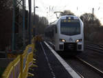 Ein Holländischer Regionalzug aus Aachen-Hbf(D) nach Maastricht(NL) und kommt aus Richtung Aachen-West,Laurensberg,Richterich und fährt durch Kohlscheid in Richtung Herzogenrath.