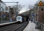 Ein Holländischer Regionalzug aus Aachen-Hbf(D) nach Maastricht(NL) und kommt aus Richtung Aachen-Hbf und fährt durch Aachen-Schanz in Richtung Aachen-West,Laurensberg,Richterich,Kohlscheid,Herzogenrath. 
Aufgenommen vom Bahnsteig von Aachen-Schanz. 
Am Kalten Morgen vom 8.2.2019.