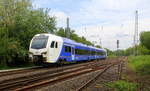 Ein Holländischer Regionalzug aus Maastricht(NL) nach Aachen-Hbf(D) und kommt aus Richtung Herzogenrath,Kohlscheid und fährt durch Kohlscheid-Wilsberg in Richtung