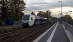 Ein Holländischer Regionalzug aus Aachen-Hbf(D) nach Maastricht(NL) und kommt aus Richtung Aachen-West,Laurensberg,Richterich und fährt durch Kohlscheid in Richtung Herzogenrath.