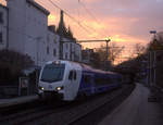 Ein Holländischer Regionalzug aus Aachen-Hbf(D) nach Maastricht(NL) und kommt aus Richtung Aachen-Hbf und fährt durch Aachen-Schanz in Richtung Aachen-West,Laurensberg,Richterich,Kohlscheid,Herzogenrath. 
Aufgenommen vom Bahnsteig von Aachen-Schanz.
Am Morgen vom 17.1.2020.