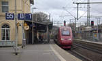 Der Thalys aus Paris(F)-Köln-Hbf kommt durch Herzogenrath als Umleiter aus Richtung Aachen,Kohlscheid und fährt in Richtung Übach-Palenberg,Rheydt. 
Aufgenommen vom Bahnsteig 1 in Herzogenrath. 
Am Nachmittag vom 2.2.2020. 