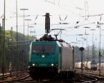 185 577-4 von Crossrail fhrt mit einem langen Containerzug aus Genk-Zuid-Haven(B) nach Gallarate(I) bei der Abfahrt aus Aachen-West und fhrt in Richtung Aachen-Hbf,Kln in der Abendsonne am