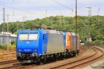 185 515-4 von Railtraxx und 185 613-7  HUSA  abgestellt im Bahnhof Herzogenrath bei Sommerwetter am 17.8.2013.
