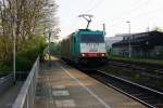 Die Cobra 2838 kommt als Lokzug die Kohlscheider-Rampe hoch aus Richtung Neuss und fährt in Richtung Aachen-West und fährt durch Kohlscheid bei Sonne und Wolken am Morgen des 25.4.2014.