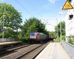 185 601-2 von Crossrail kommt durch Aachen-Schanz mit einem langen Containerzug aus Zeebrugge-Ramskapelle(B) nach Segrate(I) aus Richtung Aachen-West und fährt in Richtung Aachen-Hbf,Köln.