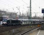 193 877 von MRCE kommt aus Richtung Köln,Aachen-Hbf,Aachen-Schanz, mit einem sehr langen Mercedes-Autozug aus Kornwestheim nach Zeebrugge-Ramskapelle(B) und fährt in Aachen-West ein.