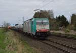 Bei Herrath kommt die Cobra 2819/E186 211 mit einem Containerzug gen Aachen gefahren.