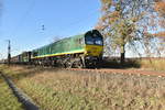 Nach dem die RHC Class 66 nach einer Kreuzung in Boisheim wieder beschleunigt kommt sie auch am Fotobaum vorbei gefahren bevor sie den Fotografen hinter sich lässt.