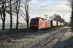 193 321 kommt am Morgen des 19 Januar 2019 mit einem Containerzug gen Venlo hier bei Boisheim vors Objektiv gefahren.