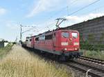 Hier kommt die 151 150-0 mit einer Schwestelok und leeren Coiltragwagen aus Nievenheim kommend durch Allerheiligen.