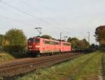 Im abendlichen Sonnenlicht kommt die 151 023-9 mit einer Schwesterlok samt leerem Coilzug gen Osterath gefahren. 20.10.2018