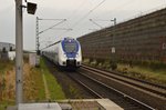 Gen Krefeld donnert dieser NX-Zug als RE7 fahrend auf die Haltestelle Allerheiligen.