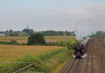 An einem grauen September-Morgen dampft 001 150-2 mit einem Sonderzug dem nächsten Halt Köln Hbf entgegen. Nur das Feld vor der Kulisse von Köln-Roggendorf bringt ein bisschen Farbe ins Bild. (Version 1)

Köln Worringen, 17. September 2016