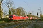 Ein 187-Doppel, vorne 187 126, ist am 05.04.2023 in Lintorf in Richtung Duisburg unterwegs