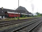 Museumszug der Wiehlthalbahn wird gerade aus dem Museum zum Bahnhof geschoben.