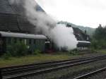 Vor lauter rauch ist die Dampflok der Wiehltalbahn kaum zu erkennen.