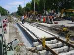 Die knappe Zeit bis zum Ende der Sommerferien erfordert den tglichen Einsatz der Bautrupps. Hier ein weiteres Bild vom 17.Juli 2005, wo deutlich dokumentiert wird, wie die Sanierung der
alten Bahnbergnge erfolgt.Ziel ist die Aufhebung der fr diese Kursbuchstrecke typischen Langsamfahrstellen, damit die Reisegeschwindigkeit erhht und bald ein Stundentakt zwischen Rheda-Wiedenbrck und Mnster (Westf.) realisiert werden kann.