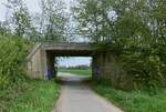 Seit mehr als 100 Jahren durchschneidet ein 13 km langer Bahndamm, auf dem nie ein Zug fuhr, die niederrheinische Landschaft zwischen Neuss-Holzheim und Rommerskirchen.