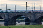 Ein stilles Bild von der Elbe - 

... mit einem ICE T-Zug auf einer von der Straßenbrücke verdeckten Bahnbrücke. Beide Bauwerke heißen Marienbrücke.

05.08.2009 (M)