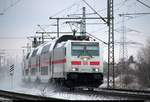 146 574-9 DB als IC 2033 (Linie 56) von Bremen Hbf nach Leipzig Hbf wirbelt bei Kanena-Bruckdorf auf der Bahnstrecke Magdeburg–Leipzig (KBS 340) den Schnee auf.