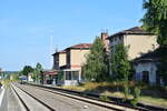 Blick auf die beiden Empfangsgebäude sowie den Bahnsteig 1. Das erste Empfangsgebäude wurde später als Bahnmeisterei benutzt. Das neue Empfangsgebäude steht ebenfalls leer. Der Bahnsteig 1 ist auch deutlich eingekürzt worden.

Großbothen 12.08.2021