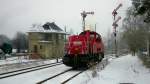 265 020-8 fährt hier in Deutschenbora durch, um sich nach Nossen zu begeben und Kesselwaggons abzuholen. (24.01.2014)