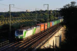 Im schönsten Abendlicht präsentieren sich 193 821 und 193 831 mit dem Containerzug aus Wiesau nach Hamburg bei der Überfahrt auf dem Unterkotzauer Viadukt, 13.08.2016