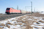 185 339 mit dem EZ 51716 von Nürnberg Rbf nach Senftenberg beim Halt in Gutenfürst, 16.02.2018