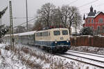 Hier zusehen ist 110 511 mit einem Sonderzug am 2.12.23 kurz nach dem Haltepunkt Falkenau (Sachsen) Süd Richtung Dresden