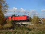 143 243-3 passiert mit RB 17319 Zwickau-Dresden kurz nach dem Halt in Muldenhtten den Ortsrand von Hilbersdorf, 23.10.08