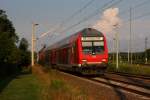 RB 17332 von Dresden nach Zwickau passiert am Abend des 03.07.09 die Gartenanlagen kurz vor dem Bahnhof Freiberg.