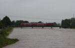 Land unter durch Starkregen in Sachsen, ber die fast volle Flutrinne der Zwickauer Mulde in Glauchau fhrt die RB 26448 mit einer Unbekannten 143er nach Neukieritzsch.