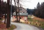 Herbst 1996. Hermsdorf-Rehefeld, an der ehemaligen Strecke Nossen - Freiberg (Sachs) - Moldau. Bis 1972 in Betrieb war das Empfangsgebude danach ein Ferienheim fr die Reichsbahn. Habe nach der Lehre meine Abschlussfahrt bzw. -feier dort verbracht. Heute Sporthotel.