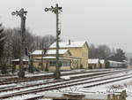 13. Dezember 2009, Der erste Schnee und der Weihnachtsschmuck im Bahnhof Schlettau im Erzgebirge trösten über den deutlich sichtbaren Rückbau hinweg.
