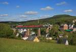 Als DGS91091 verlt der Fotogterzug Cranzahl in Richtung Annaberg-Buchholz Sd. Hier berquert er den ber 100 Meter langen Eisenbahnviadukt der sich direkt an die Bahnhofsausfahrt anschliet, 17.05.2012.