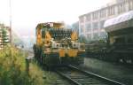 Im Oktober 1998 begegnete mir wegen Sanierungarbeiten dieses Schienenbearbeitungsfahrzeug im ehem.Kreuzungsbahnhof Kemptau.