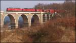 Das 2 x 232 Ludmilla-Doppelgespann hat am 15.02.2011 den Gips-Leerzug am Haken, hier auf der Fahrt vom Kraftwerk Chemnitz-Kchwald bei Auffahrt auf das Bahrabachtal-Viadukt bei Chemnitz-Borna.