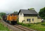 In der Bahnhofausfahrt von Scheibenberg befindet sich dieses schne Bahnwrterhaus welches soeben von 106 992 am 22.05.2009 mit DGS 91915 passiert wird.