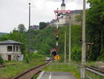 Formsignal zeigt HPO in Greiz. Blick auf das Oberschloss und den Schlossbergtunnel.