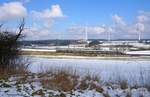 Winterfoto vom 13.02.2018. Die MRB mit den modernen Triebwagen ist von Hof nach Dresden unterwegs und fährt hinter Feilitzsch durch die offene Landschaft nach Sachsen....